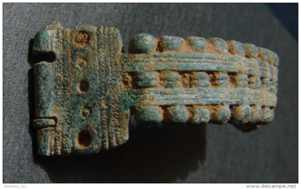 FIBULA GRECQUE  IV - III C.B.C. AVEC DEUX ANGUILLES, TYPE ILLYRIENNES, TRES RARE, ANGUILLES MANQUANT - Archéologie