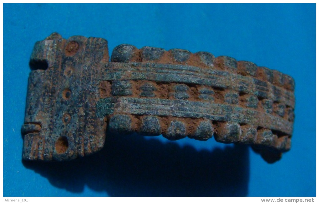 FIBULA GRECQUE  IV - III C.B.C. AVEC DEUX ANGUILLES, TYPE ILLYRIENNES, TRES RARE, ANGUILLES MANQUANT