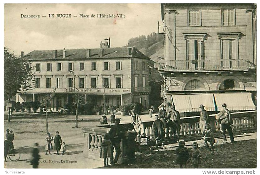 Cpa LE BUGUE 24 Place De L' Hôtel De Ville - Animée - - Autres & Non Classés