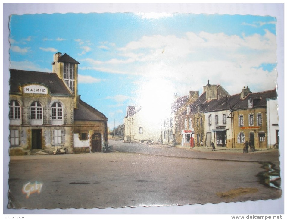 56 - CPSM - PLUVIGNER - Place Saint-Michel - Belle Carte Dentelée Peu Commune - Pluvigner