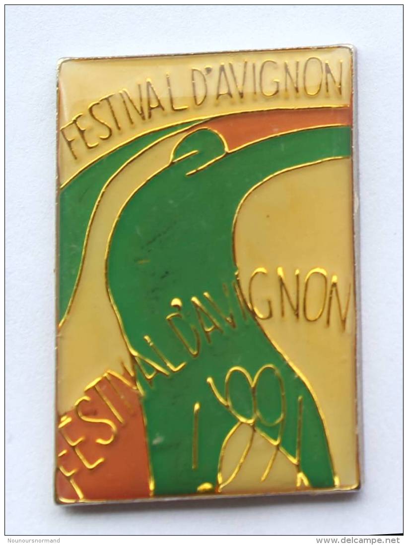 Pin's  AVIGNON (84) - FESTIVAL D'AVIGNON 1991 - Silhouette D'homme - Art Abstrait - F429 - Villes