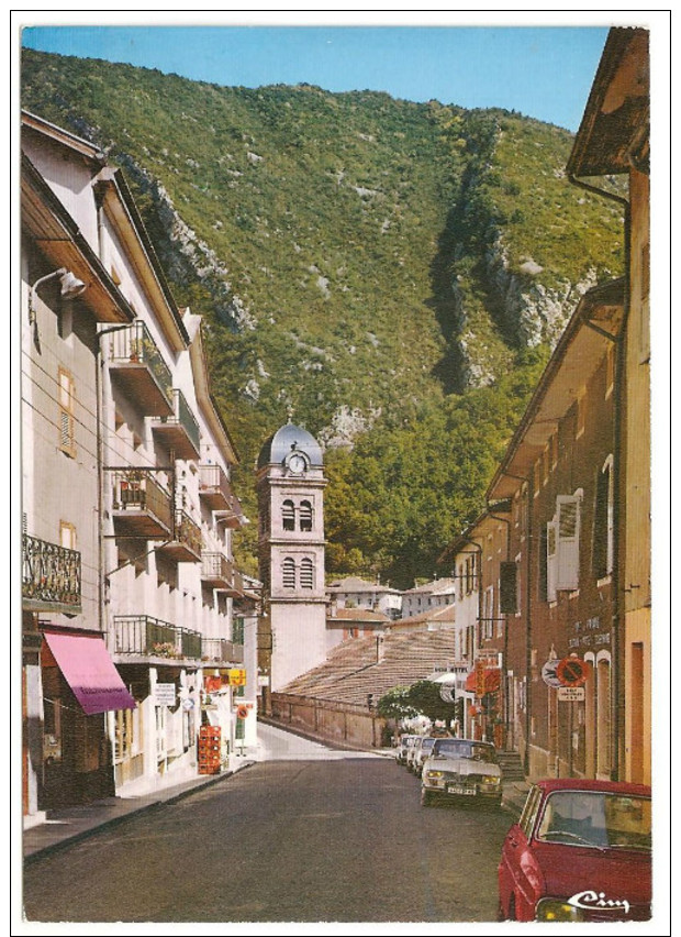 38 - PONT EN ROYANS (CPM), La Grand Rue Et Le Clocher De L'Eglise, Automobiles, éditeur COMBIER CIM N° 38.319.23.5.0014 - Pont-en-Royans