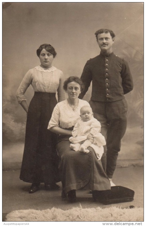 Carte Photo Originale Guerre 14-18 - Portrait De Famille En 1915 - Claire & Fernand Bonnefoy En Uniforme, Bly, Frondeval - Personnes Identifiées