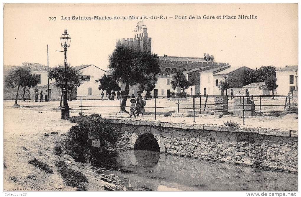 13-  LES-SAINTES- MARIES- DE-LA-MER -  PONT DE LA GARE ET PLACE MIREILLE - Saintes Maries De La Mer