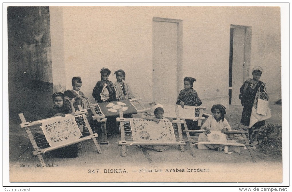 CPA - BISKRA (Algérie) - Fillettes Arabes Brodant - Biskra