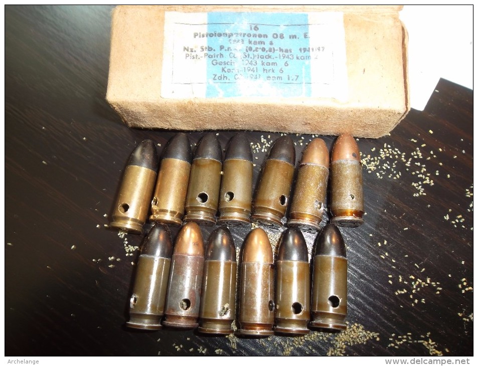 Boite PISTOLENPATRONEN 08 Mm Avec 13 Munitions Depareillees  Neutalisees - 1939-45