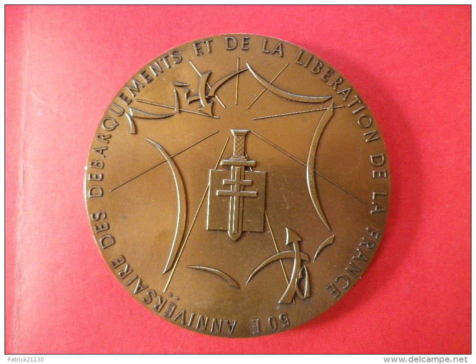 MEDAILLE BRONZE 50 ANNIVERSAIRE LIBERATION  OFFERT PAR MR LEOTARD MINISTRE DEFENSE 1994 MEDAILLE CROIX LIBERATION - Grande-Bretagne