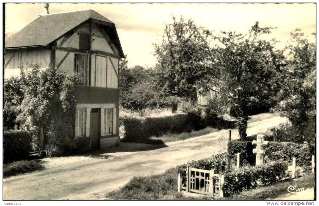 BELLOU EN HOULME LA CROIX DE LORRAINE ROUTE DE FLERS - Autres & Non Classés