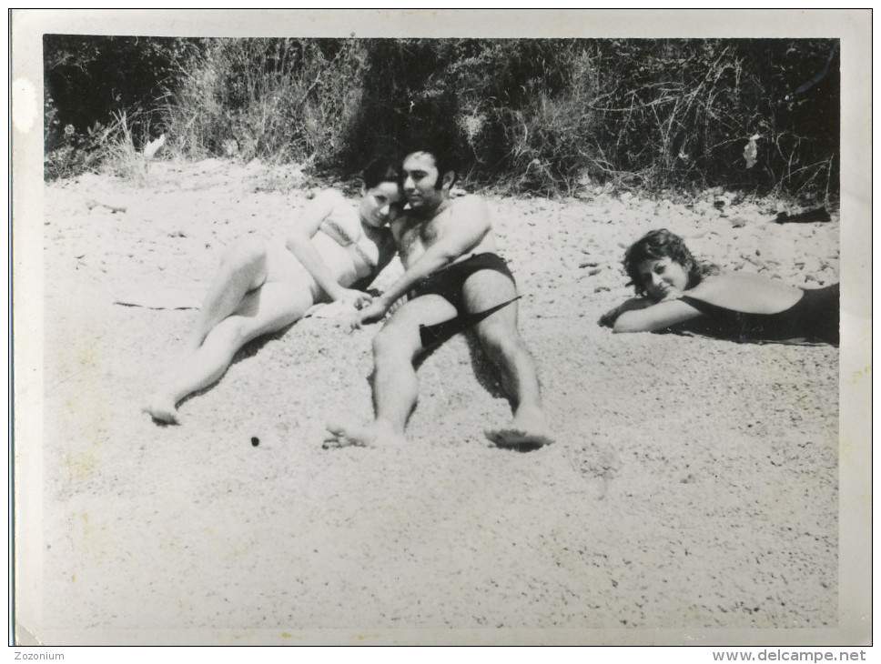 Bikini  Woman  Naked Man Lying Beach Scene - Maillot De Bain Femme Homme Nu  Plage - Old Original Photo Snapshot - Pin-Ups