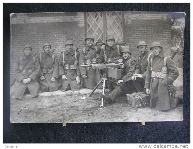 K-n°338 / Soldats, Photo  De Militaires Entourant, Les Mitrailleurs Enchaînés à Leurs Pièces De Béverloo En 19? - Leopoldsburg (Camp De Beverloo)