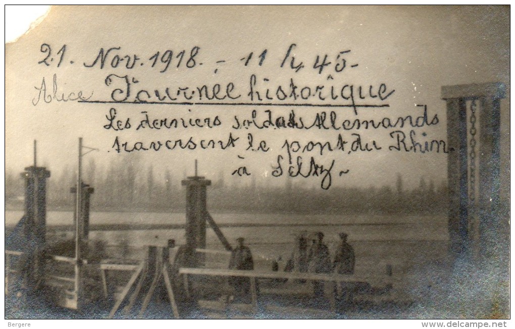 CP PHOTO. Une Journée Historique. 21 Novembre 1918. Les Derniers Soldats Allemands Traversent Le Pont Du Rhin. - Guerre 1914-18