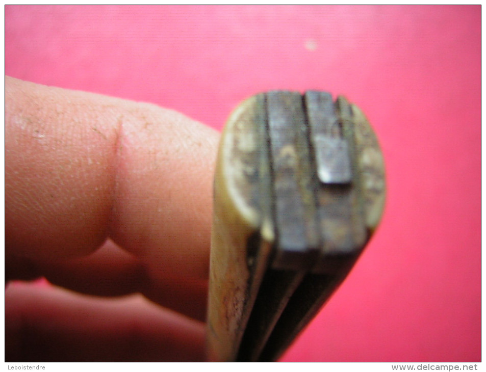 UN ANCIEN  PETIT COUTEAU  DEUX LAMES TRES FINES MANCHE EN OS ?? RIVET LAITON COUTEAU A RESTAURER VENDU DANS L'ETAT - Autres & Non Classés