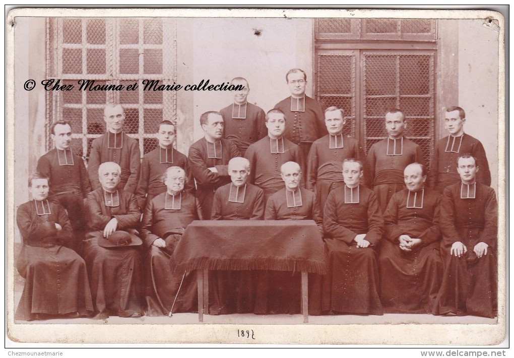 1897 - GROUPE - ECCLESIASTIQUE CURE PRETRE RELIGIEUX - PHOTO CDV SUPPORT CARTONNE GRAND FORMAT - Métiers