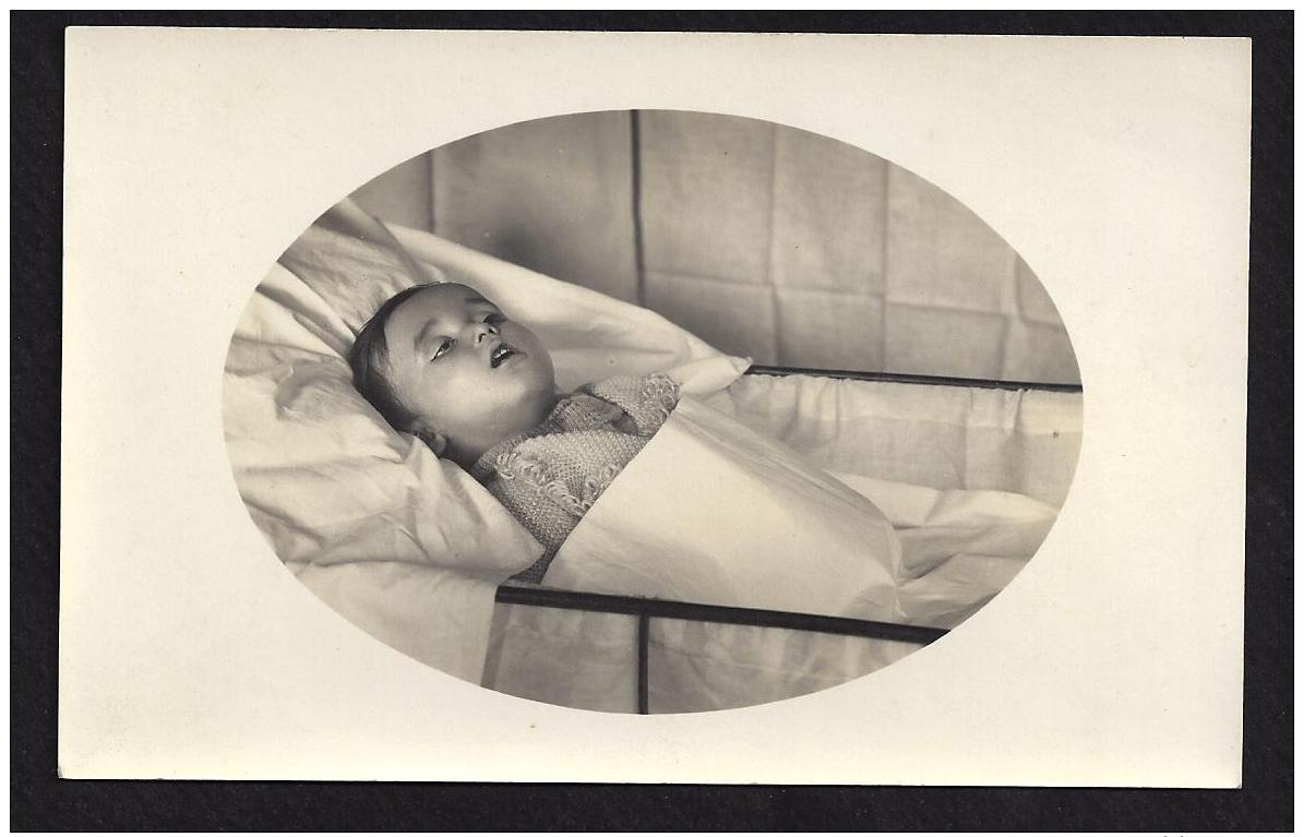 CPA 27 Gisors Carte Photo F.Bignon Photographe - Un Enfant Mort - Gisors