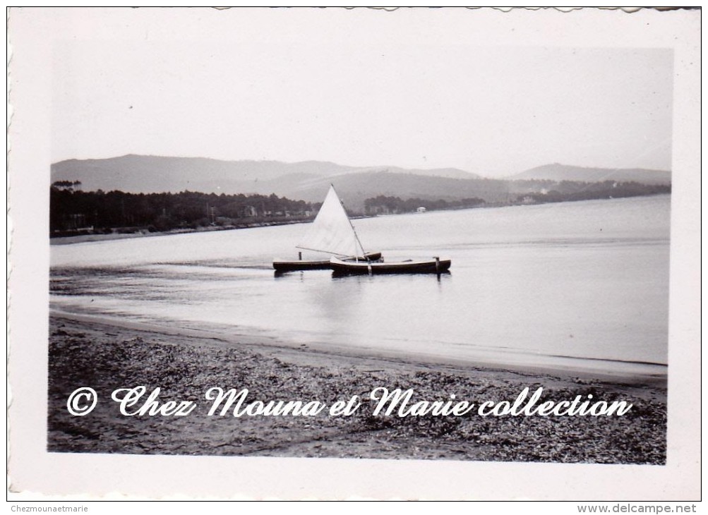 CAVALAIRE 1936 - BATEAU - NAVIRE - VOILIER - AU BORD DE PLAGE - VAR 83 - PHOTO 9 X 6.5 CM - Barcos
