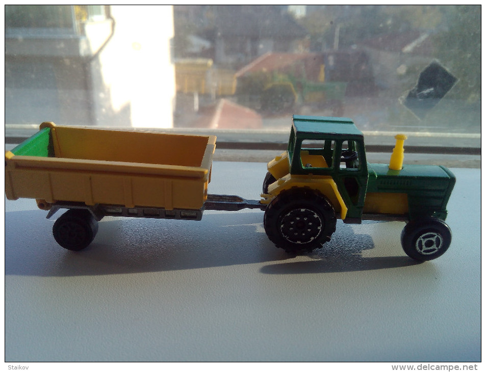 VINTAGE RARE TRACTOR MAJORETTE 1/65 Farm Tractor & Hay Trailer 1:65 1980 France - Camions, Bus Et Construction