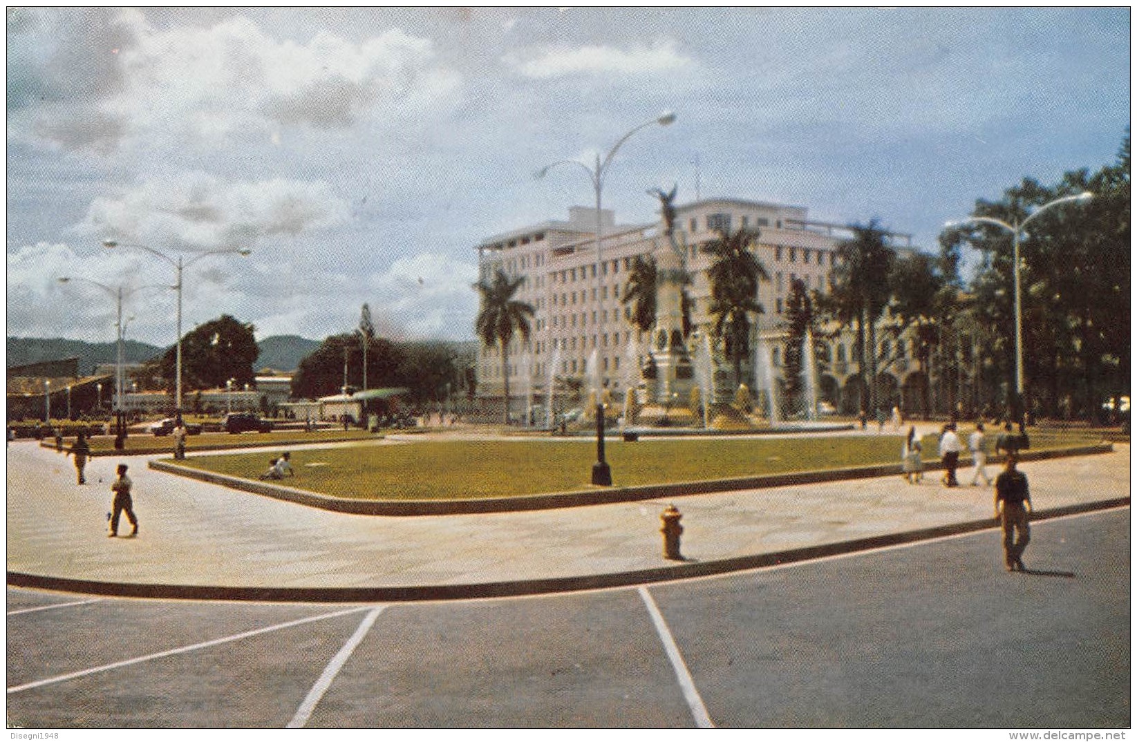 05646  "EL SALVADOR - PARK LIBERTAD WITH NEW OFFICE BUIDINGS" ANIMATA. CART. POST. ORIG.  NON SPEDITA - El Salvador