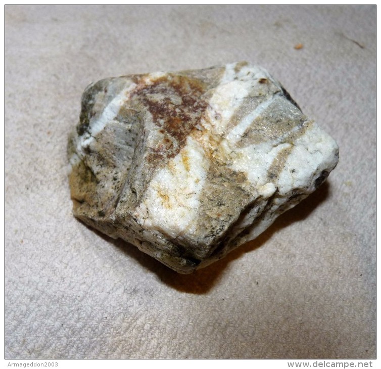 N°43 / BELLE PIERRE BLEU GRIS TRAIT BLANC 6.5 X 7 X 3 Cm Environ 158 Grammes - Minéraux