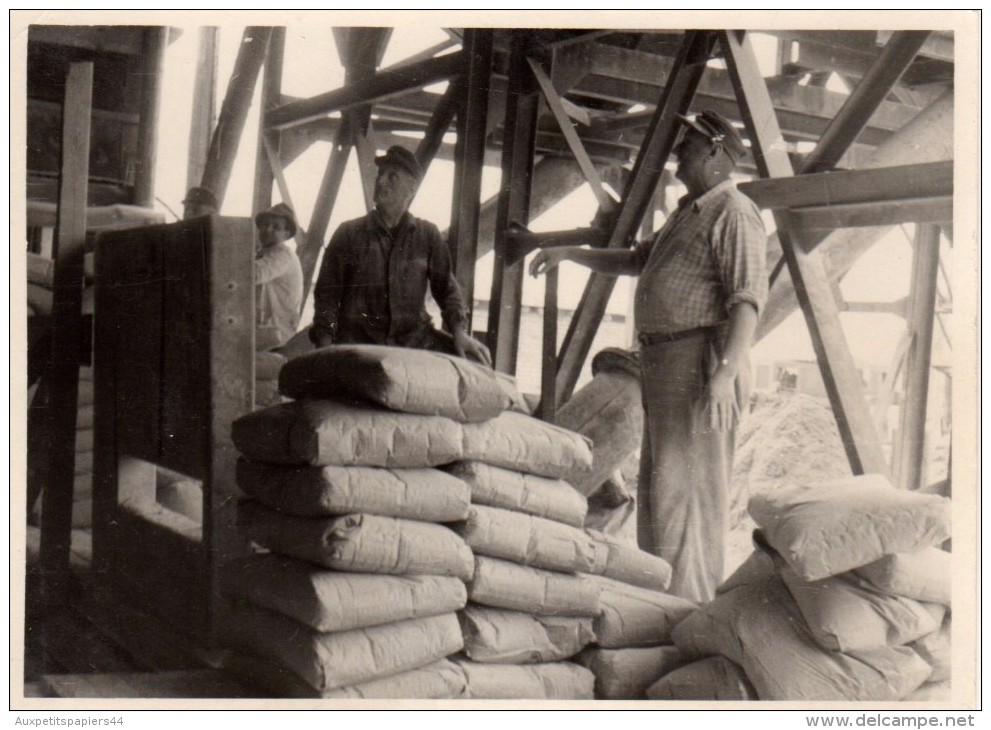 Photo Originale Maçonnerie - Maçons Et Sacs De Béton En Plein Chantier - 2 Photos - Métiers