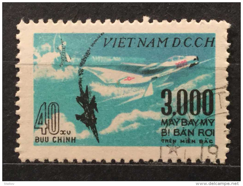 1968 VIET NAM WARPLANE SHOT DEFENSE AIR SET 2 PICS 3000 MAY BAY MY 40 BUU CHINH STAMPS RARE - Vietnam