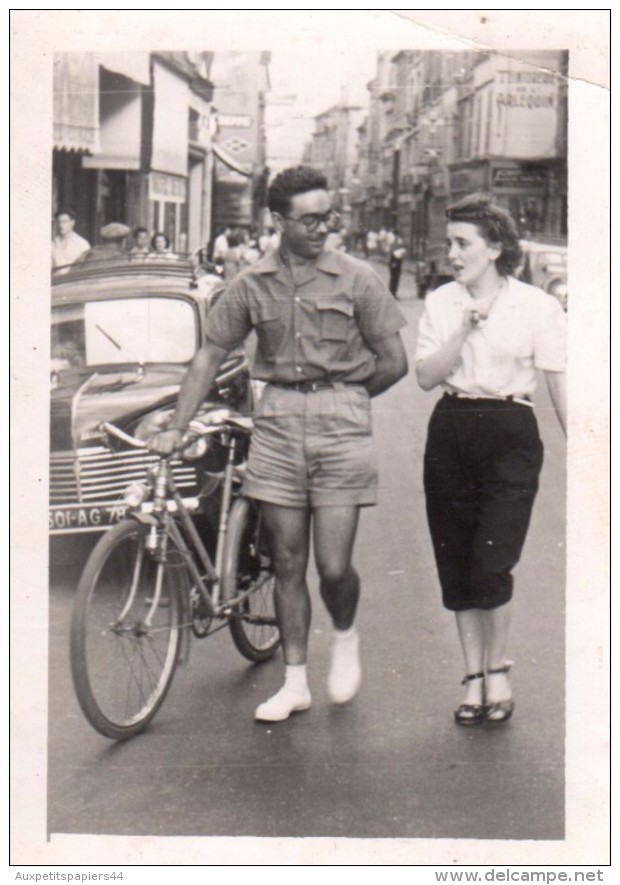 Photo Originale Vélo & Renault 4 Cv - 6 Barrettes De Calandre Et Galerie Derrière Cycliste En Mode Drague Dans Paris - Automobiles