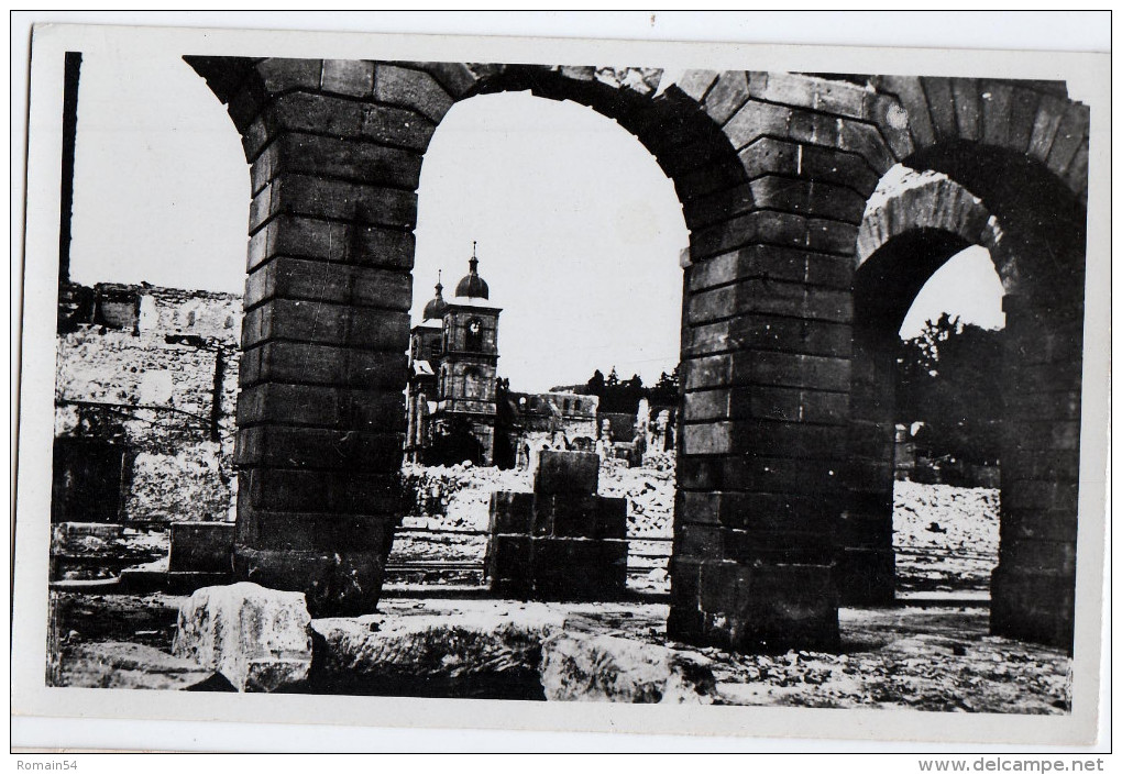 SAINT DIE -GUERRE DE 39-45 RUINES -CATHEDRALE-A TRAVERS LES ARCADES DE L'HOTEL DE VILLE - Saint Die