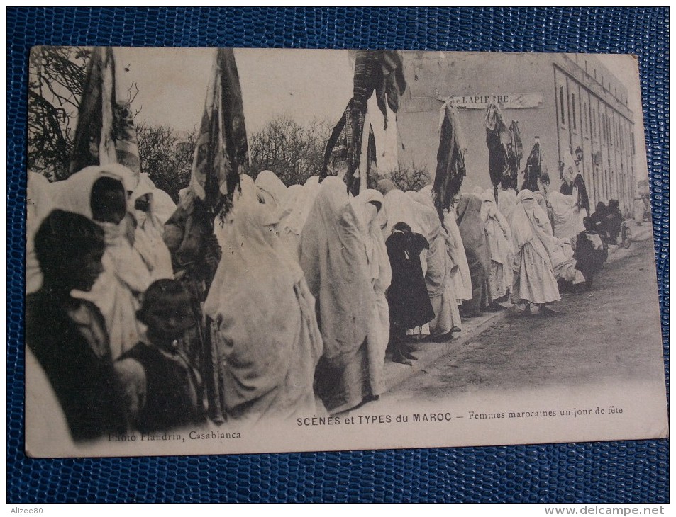 ""  CPA  SCENES  ET  TYPES  //  FEMMES  MAROCAINES  UN  JOUR  DE  FETE   "" Cachet Ministère De La  Guerre - Autres & Non Classés