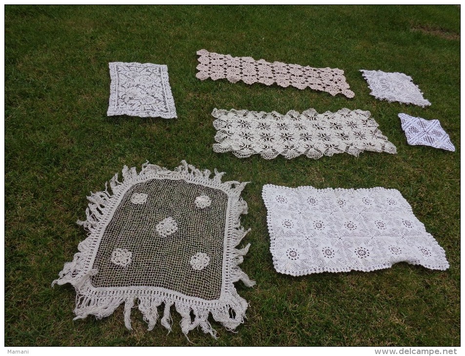 Lot De Centres De Table +napperon Aux Crochets Au Filet Etc.... - Tapetes