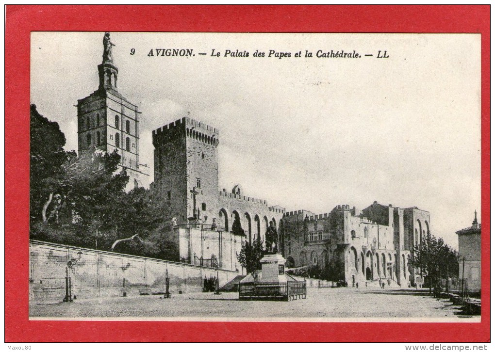 AVIGNON - Le Palais Des Papes Et La Cathédrale - - Avignon