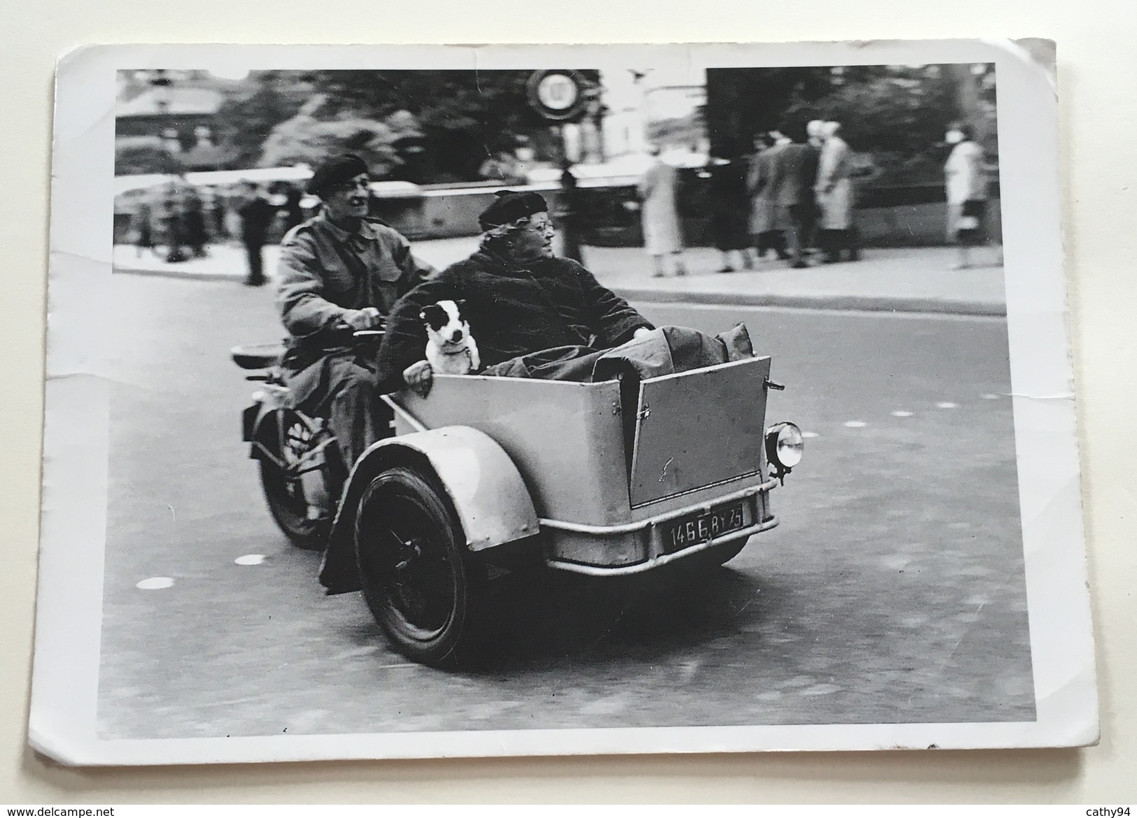 DOISNEAU Triporteur Avec Madame Monsieur Et Le Chien Dans Paris 1995 - Doisneau