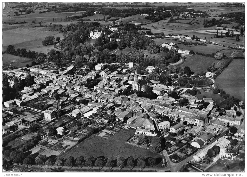 17-MIRANBEAU - VUE AERIENNE, SUR LA VILLE ET LE CHÄTEAU - Mirambeau