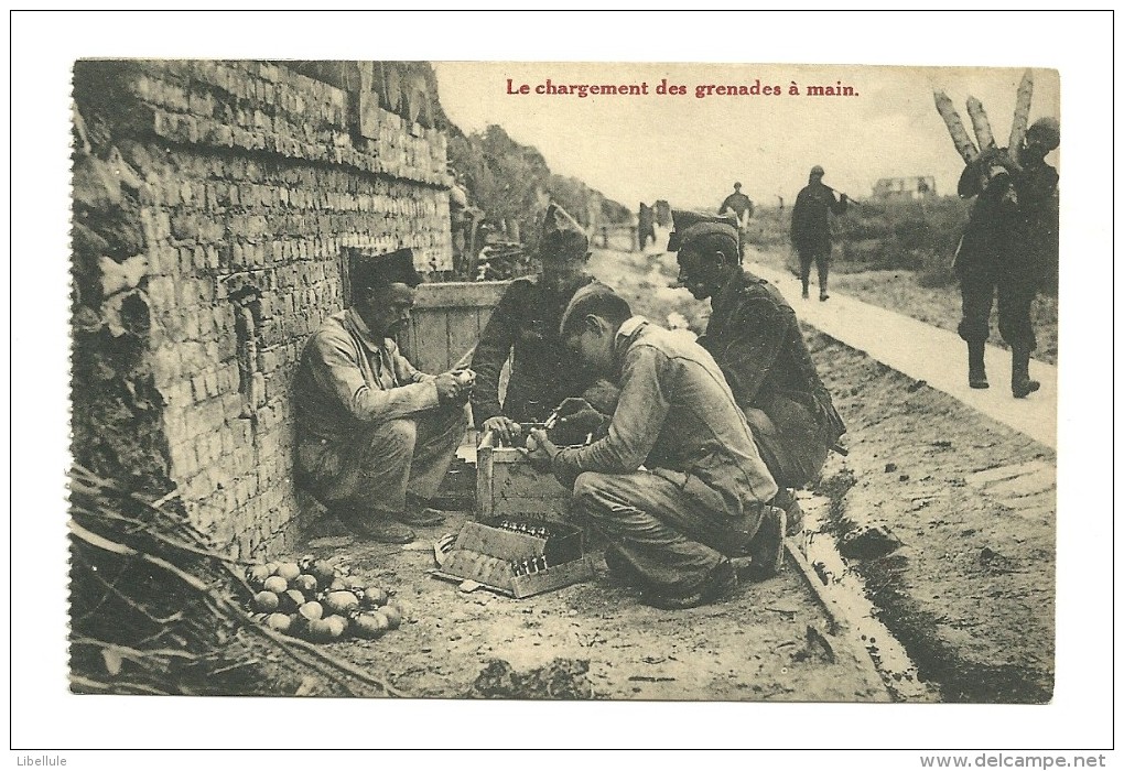 Guerre 14-18 : Le Chargement Des Grenades à Main - Guerre 1914-18