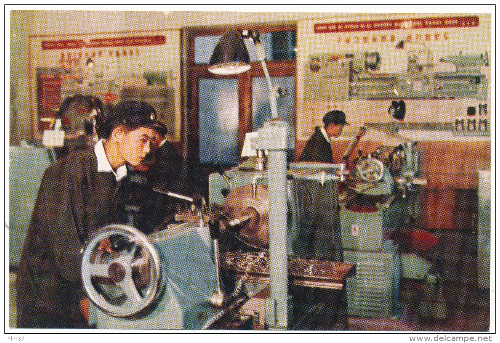 PYONGYANG - Les Pionniers, Laboratoire Des Machines Outils - Korea (Noord)