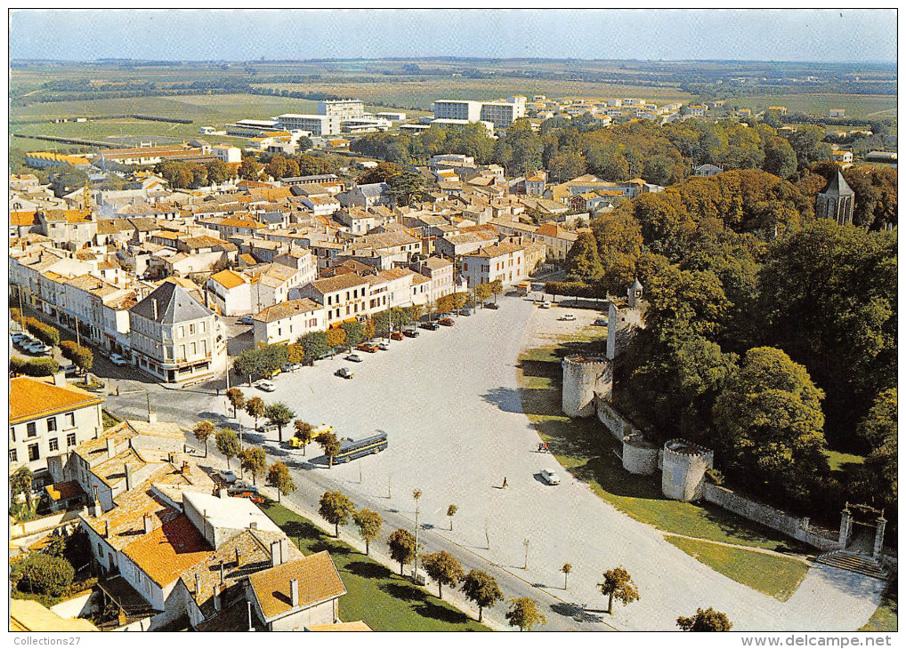 17-SURGERES- VUE AERIENNE - LA PLACE ET LES REMPARTS - Surgères