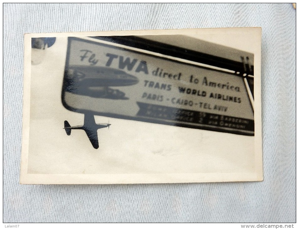 Carte Postale Ancienne : Avion Et Panneau Indicateur "Fly TWA Direct To America - Sonstige & Ohne Zuordnung