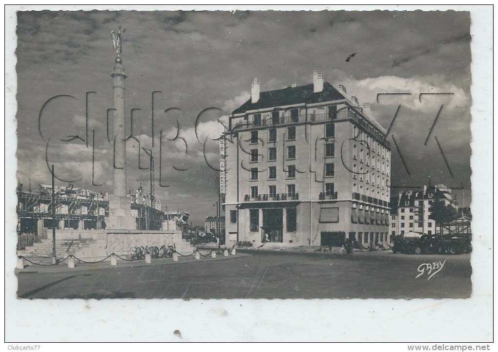 Caen (14) : La Place Du Monument Aux Morts En Reconstructionet Hôtel Mlherbe En 1952  (animé) PF - Caen