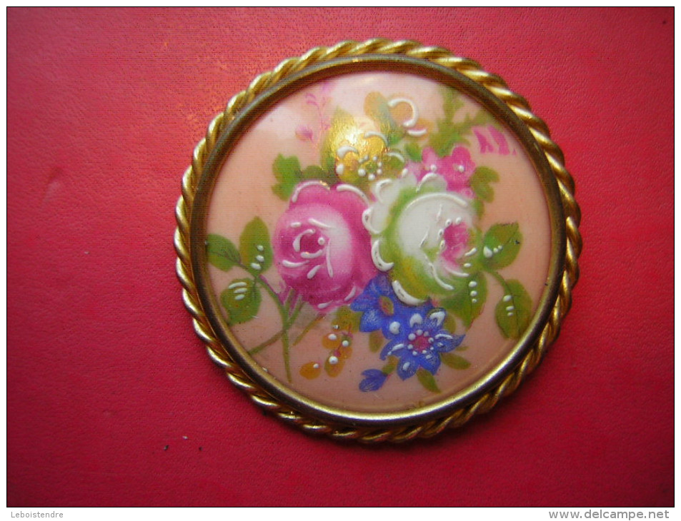 BELLE BROCHE FAIENCE / EMAUX DE LIMOGES FLEURS MONTURE EN LAITON MADE IN FRANCE   POIDS 22 GRAMMES  DIAMETRE 54 MM - Autres & Non Classés