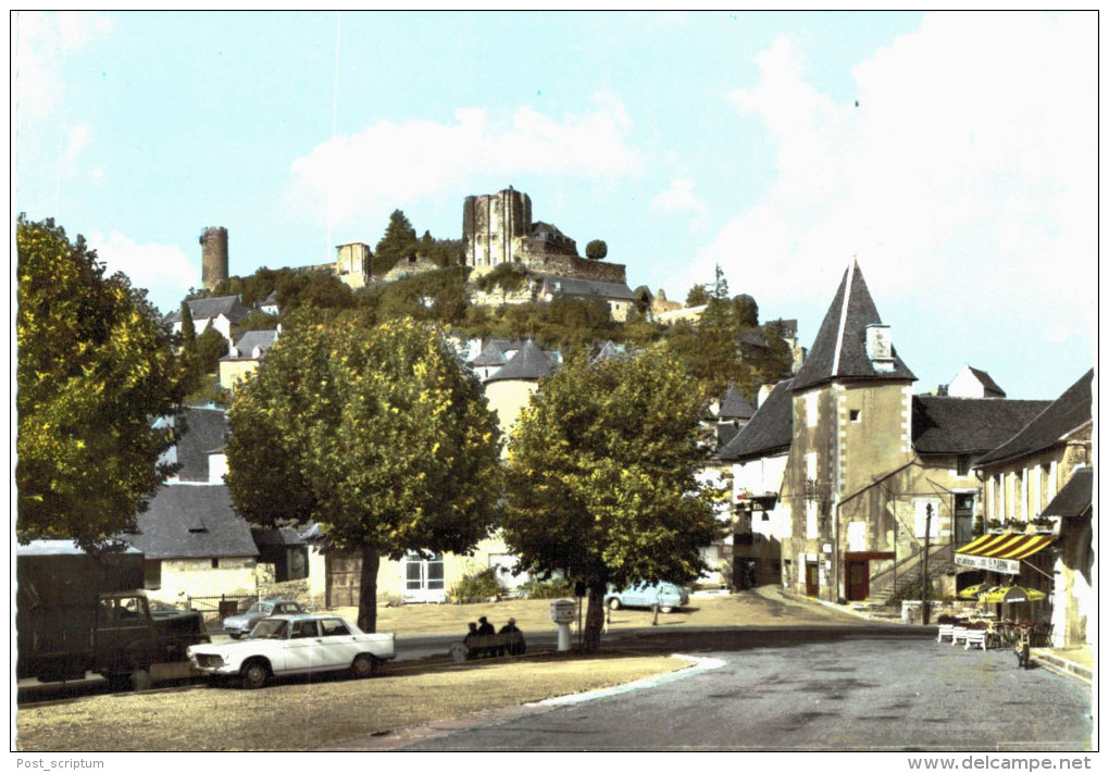 Turenne  La Grande Place Dominée Par Le Château - La Tour César Et La Tour Du Trésor - Voiture Peugeot - Café - Autres & Non Classés