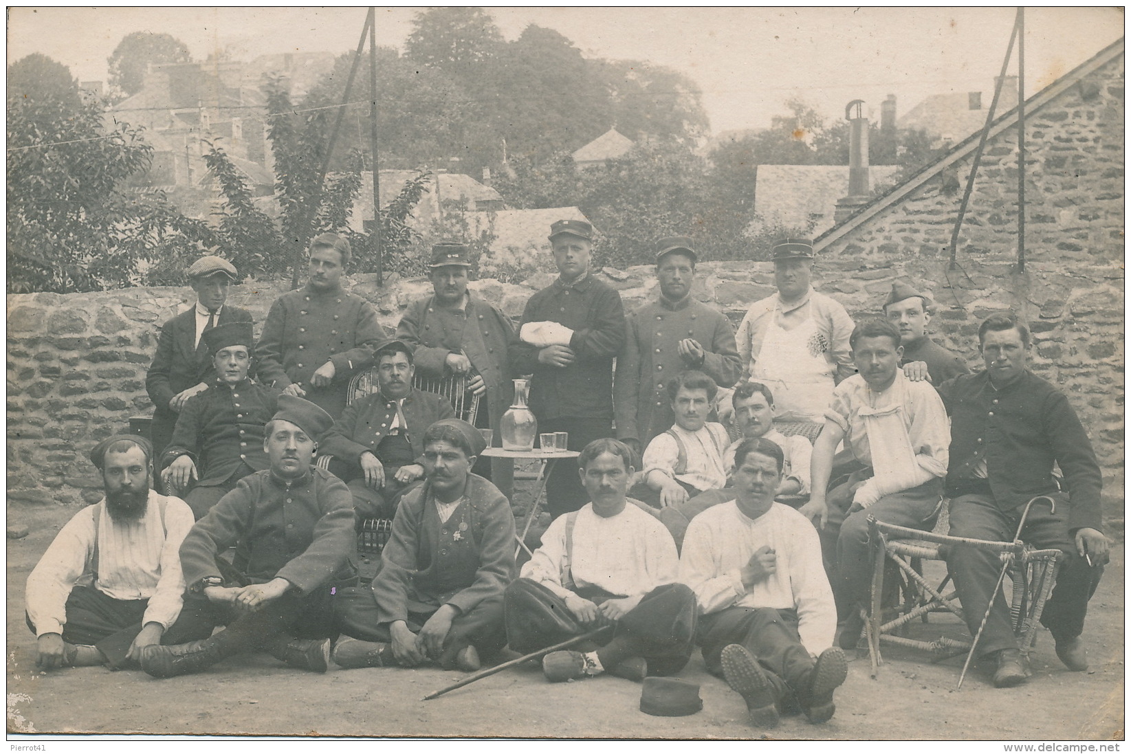 GUERRE 1914-18 - MAYENNE - Belle Carte Photo Portrait Militaires Blessés Posant à L'Hôpital 34 à MAYENNE En 1915 - Mayenne