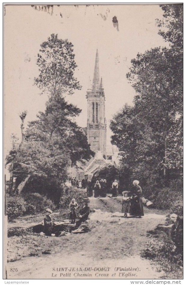 29 FINISTÈRE SAINT JEAN DU DOIGT " Le Petit Chemin Creux Et L’église  "  ND N° 825 - Saint-Jean-du-Doigt