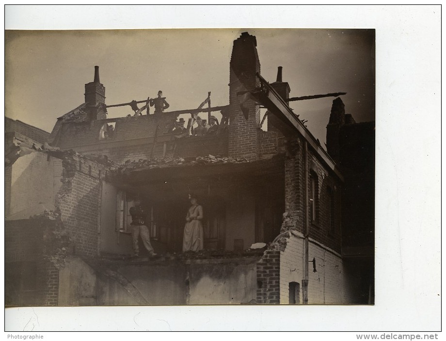 France Lille Maison En Ruines Groupe Ancienne Photo Amateur 1896 - Old (before 1900)