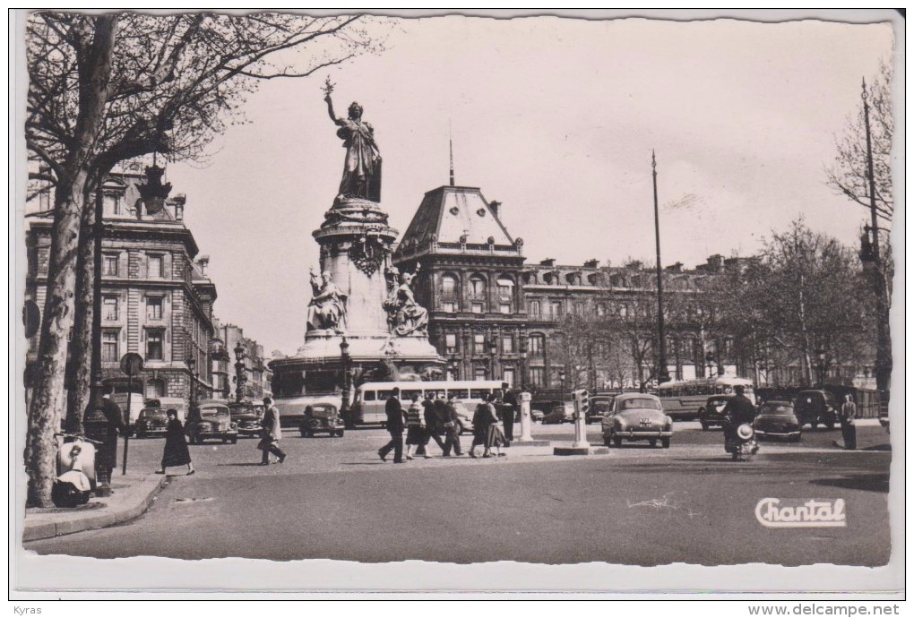 CT /  CPSM 9X14 . PARIS (11°)  Pl. De La République (  Autobus Et Autos Années 50) - Arrondissement: 11