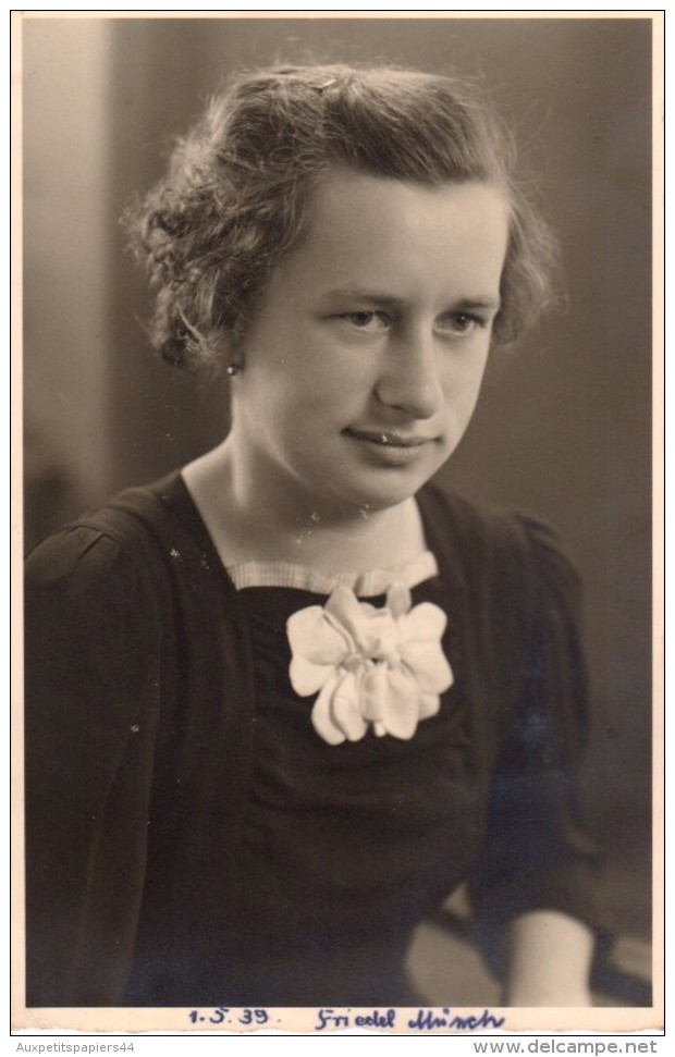 Carte Photo Originale Femme - Portrait - Friedel Münch Le 01.05.1939 - Personnes Anonymes