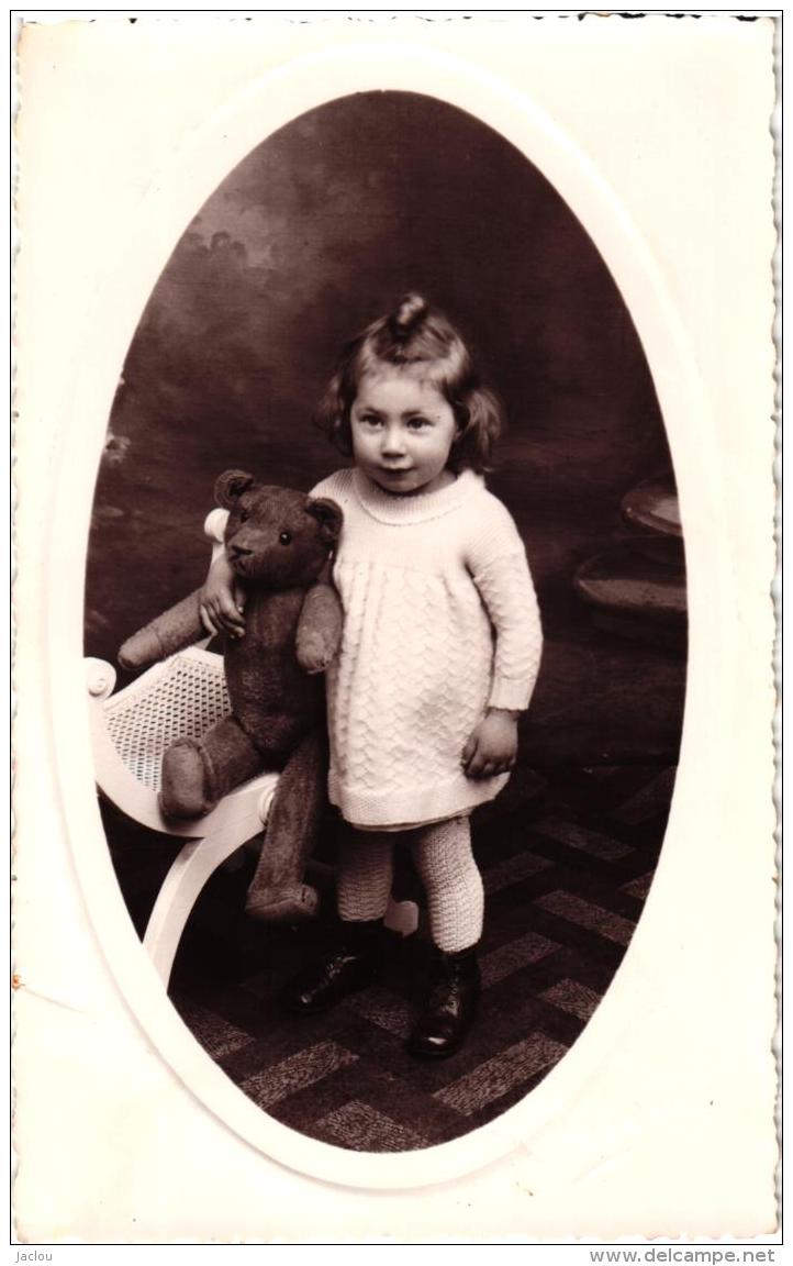 CARTE PHOTO PETITE FILLE AVEC SON OURS   REF 46904 - Jeux Et Jouets