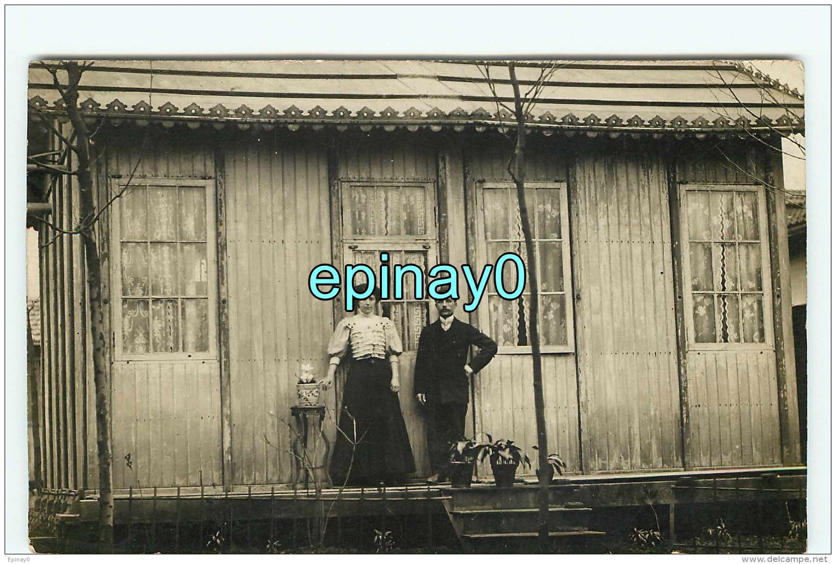 CARTE PHOTO A LOCALISER - FAMILLE - MAISON EN BOIS - REGION ??? - Photos