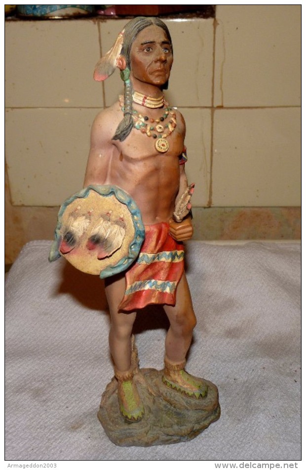 STATUE FIGURINE INDIEN AVEC PLUMES ET BOUCLIER ETAT NEUF 29.5 Cm - Autres & Non Classés