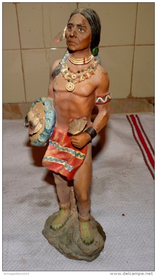 STATUE FIGURINE INDIEN AVEC PLUMES ET BOUCLIER ETAT NEUF 29.5 Cm - Autres & Non Classés