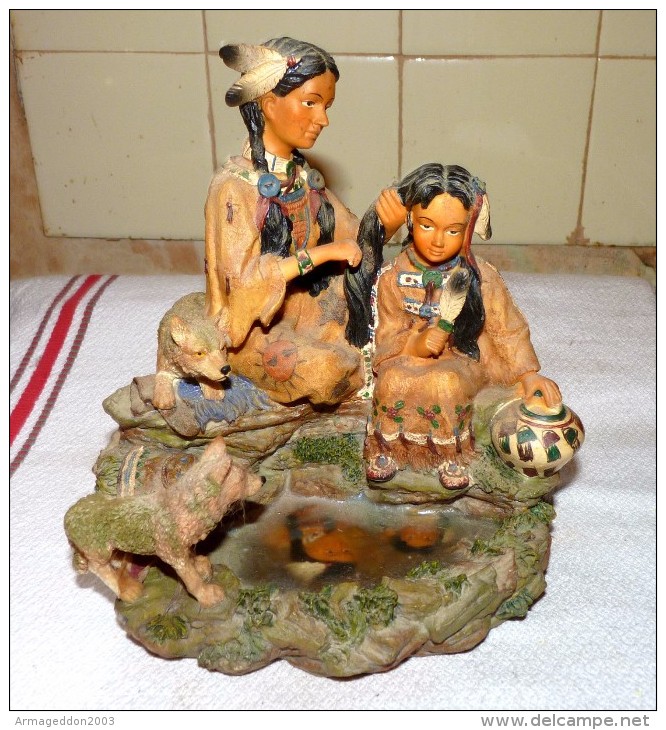 STATUE FIGURINE INDIEN INDIENNE ET SA FILLE AVEC BEBES LOUPS BON ETAT 20 X 19 Cm - Autres & Non Classés