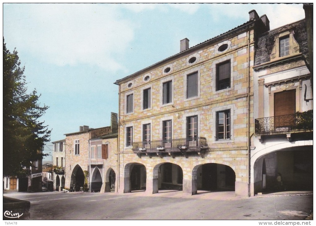 47---MONFLANQUIN--place Maréchal Foch Et La Mairie---voir 2 Scans - Monflanquin