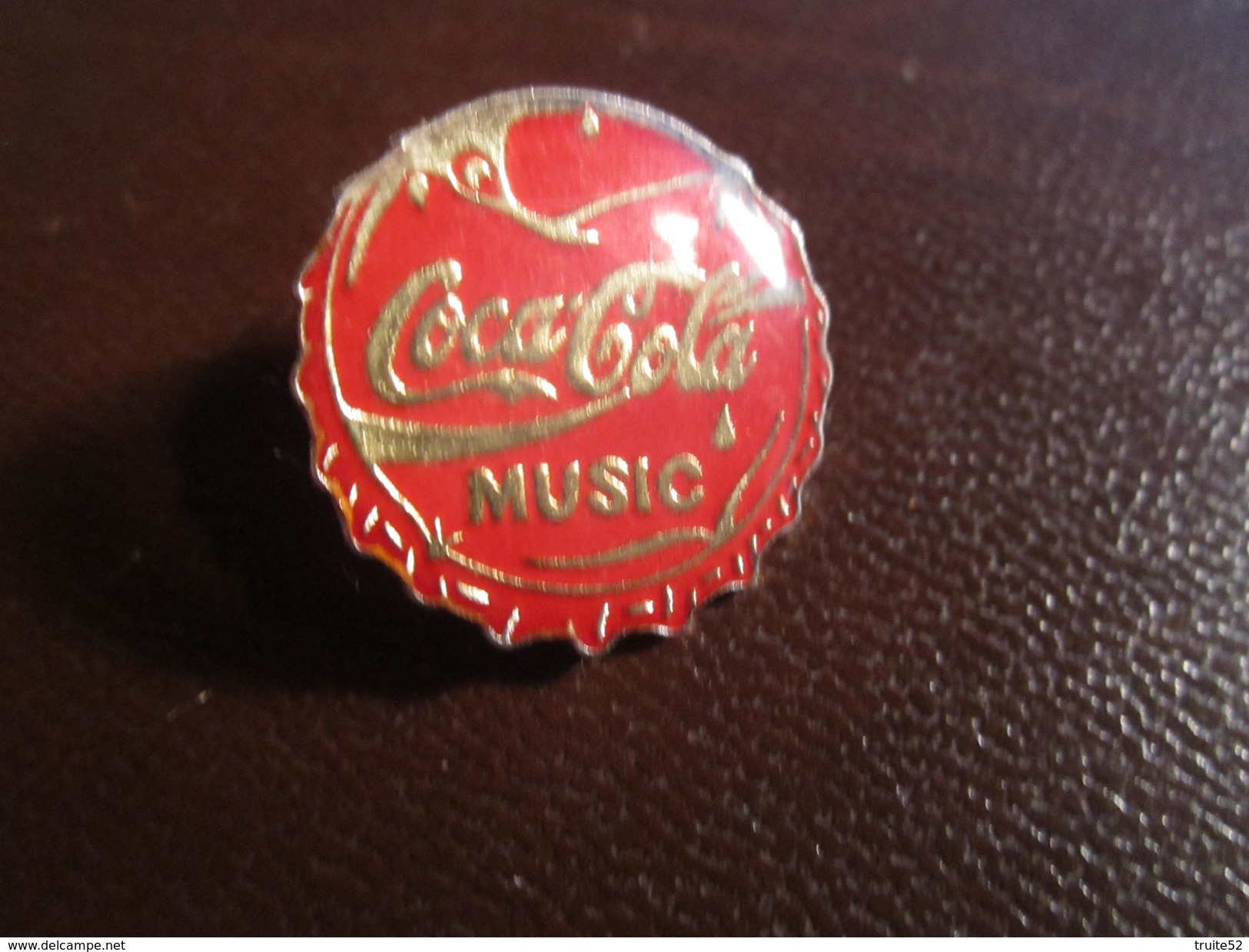 Pin's  COCA COLA MUSIC Signé ESSO - Coca-Cola